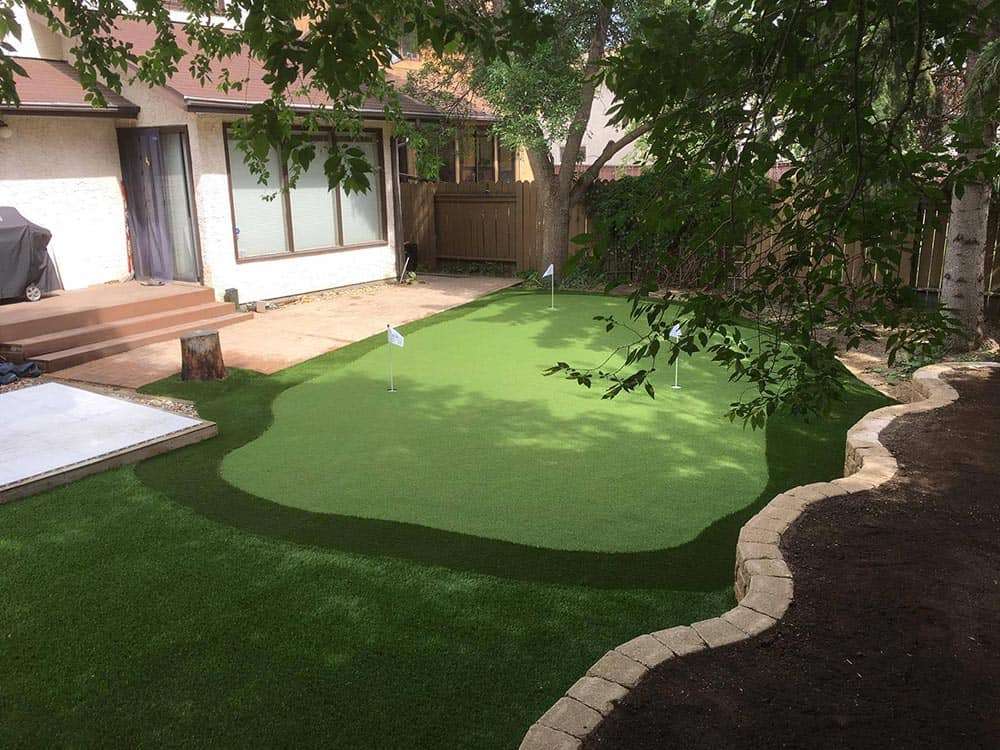 Backyard putting green using artificial turf